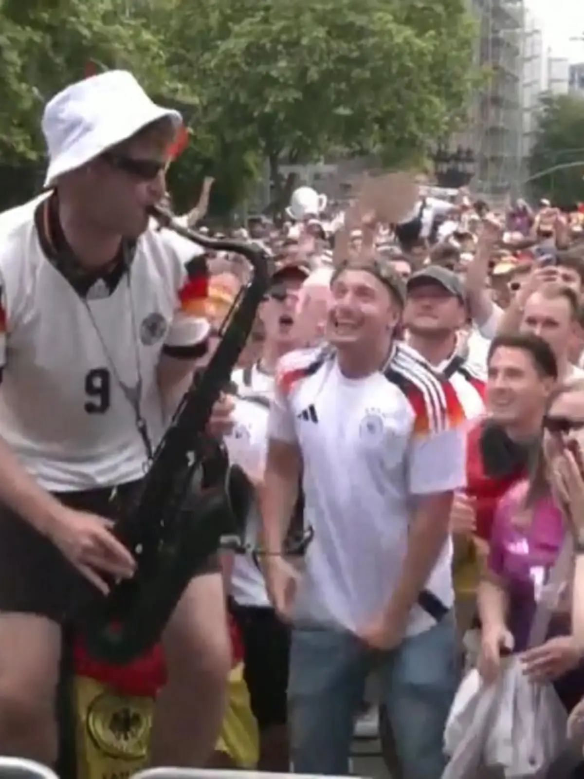 Bild zu: "EM-Fans feiern Saxophon-Party in Frankfurt"