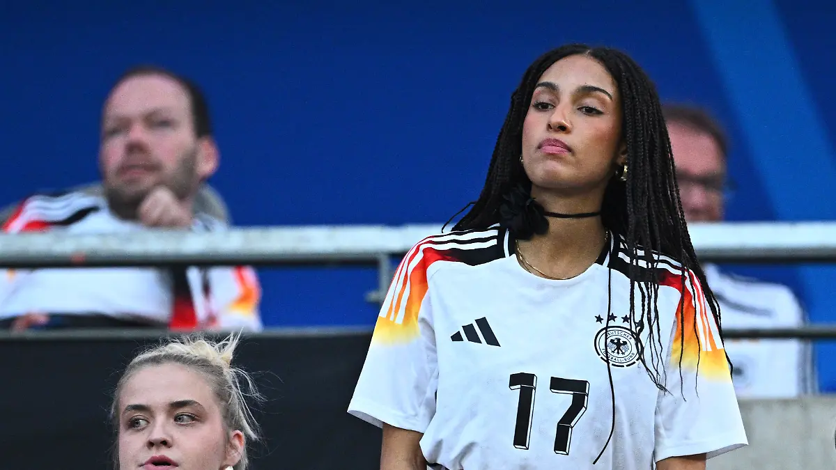 Aaliyah, Freundin von Deutschlands Florian Wirtz, steht auf der Tribüne.