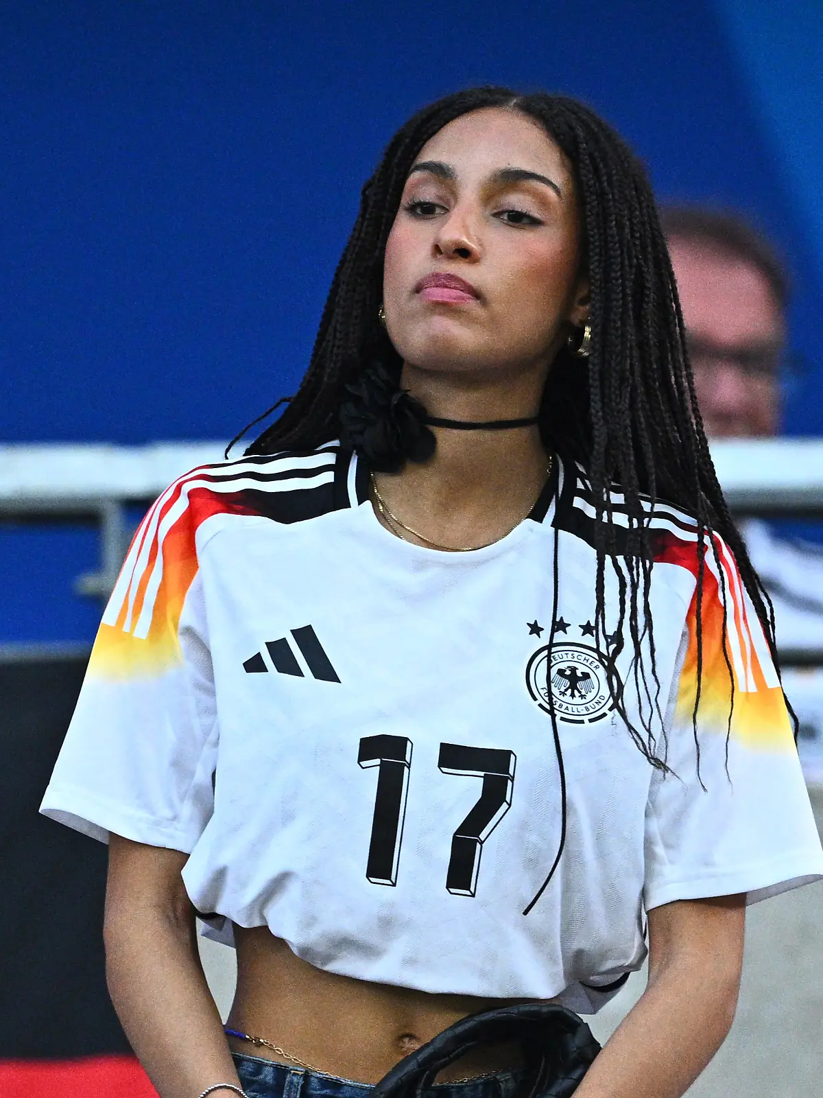 Aaliyah, Freundin von Deutschlands Florian Wirtz, steht auf der Tribüne.