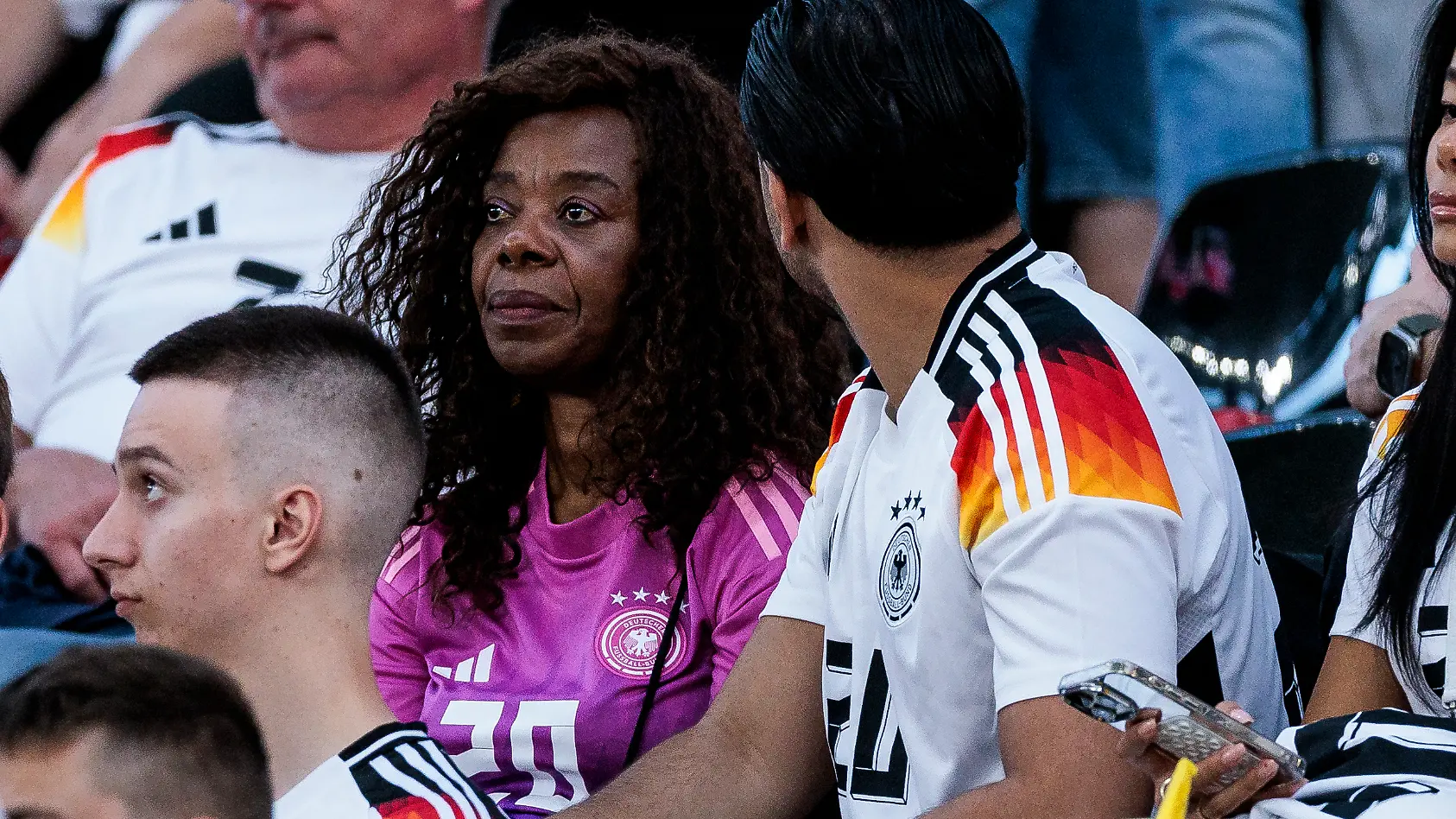 EM 2024: Mamas von Manuel Neuer und Benjamin Henrichs auf Tribüne entdeckt