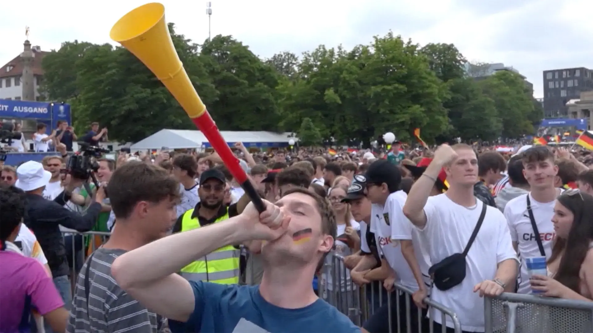 Deutsche Fans feiern Achtelfinaleinzug