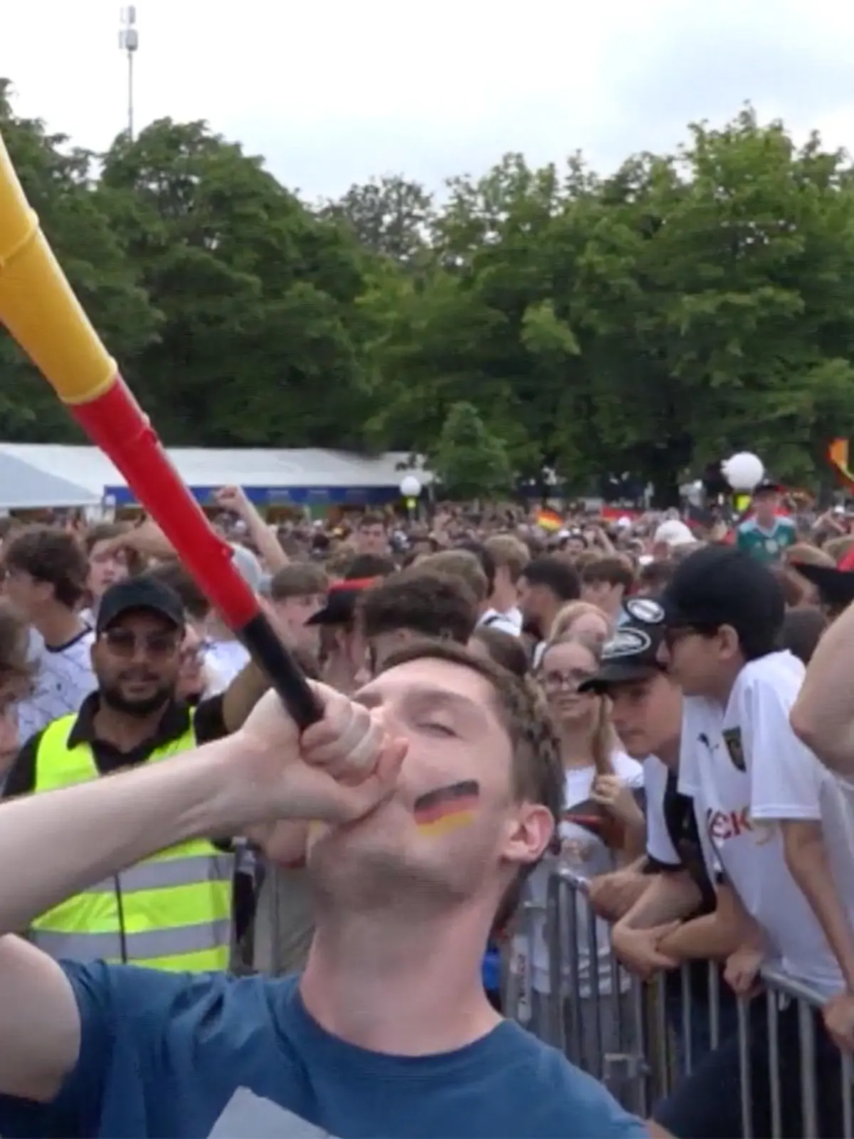 Bild zu: "Deutsche Fans feiern Achtelfinaleinzug"