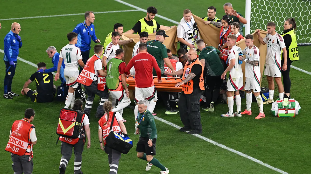 Sofort eilen Sanitäter herbei und schirmen Varga mit einer Decke ab.