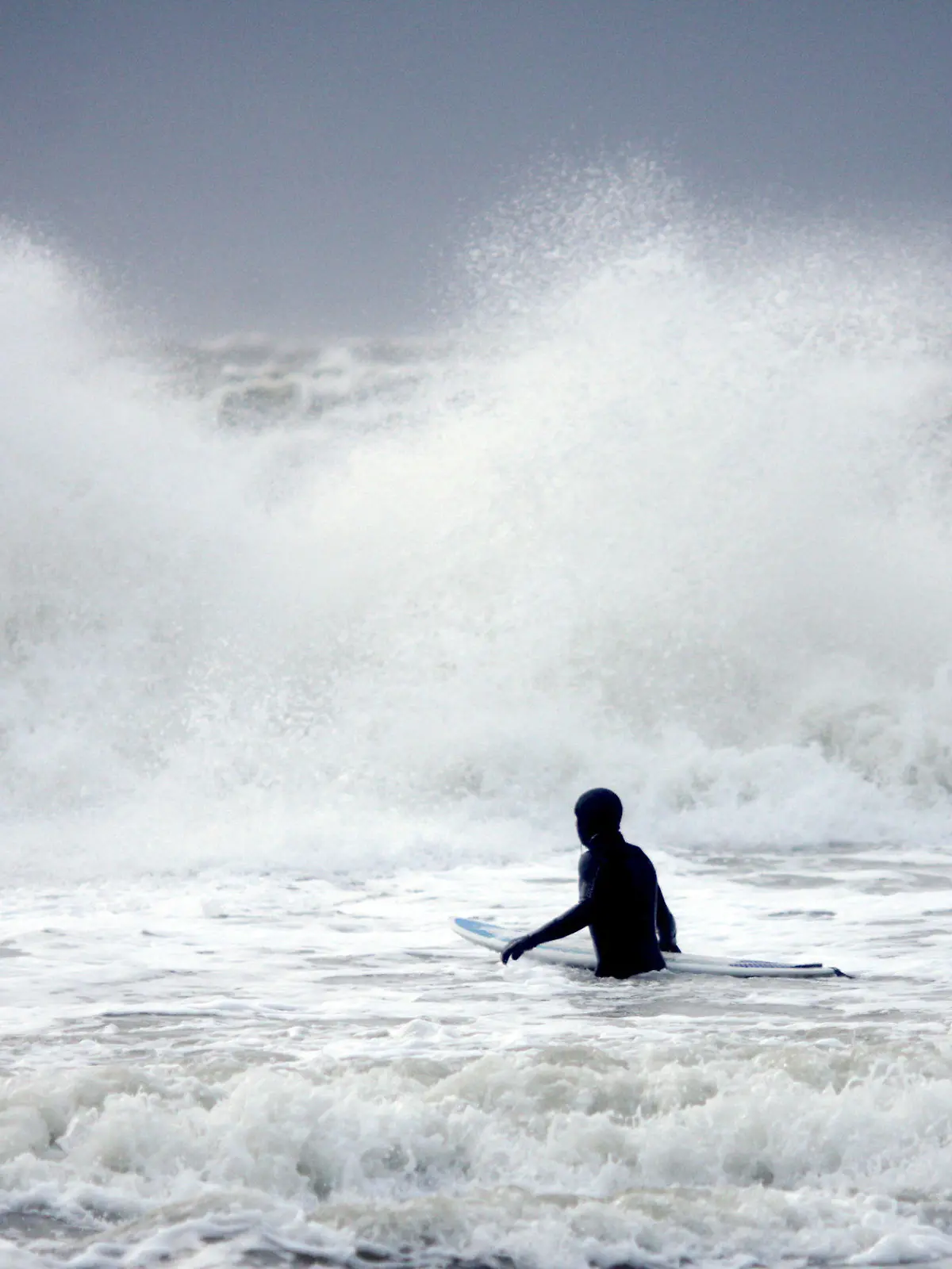 Bei Windgeschwindigkeiten von bis zu 80 Stundenkilometern geht am Donnerstag (29.12.2011) vor der tosenden Brandung an der Südspitze von Sylt bei Hörnum ein Wellenreiter ins Wasser. Die Nordsee hat eine Wassertemperatur von fünf Grad. Für die kommenden Tage sagen die Meteorologen weiterhin regnerisches Wetter bei Temperaturen um fünf Grad voraus. Foto: Kay Nietfeld dpa/lno  +++(c) dpa - Bildfunk+++