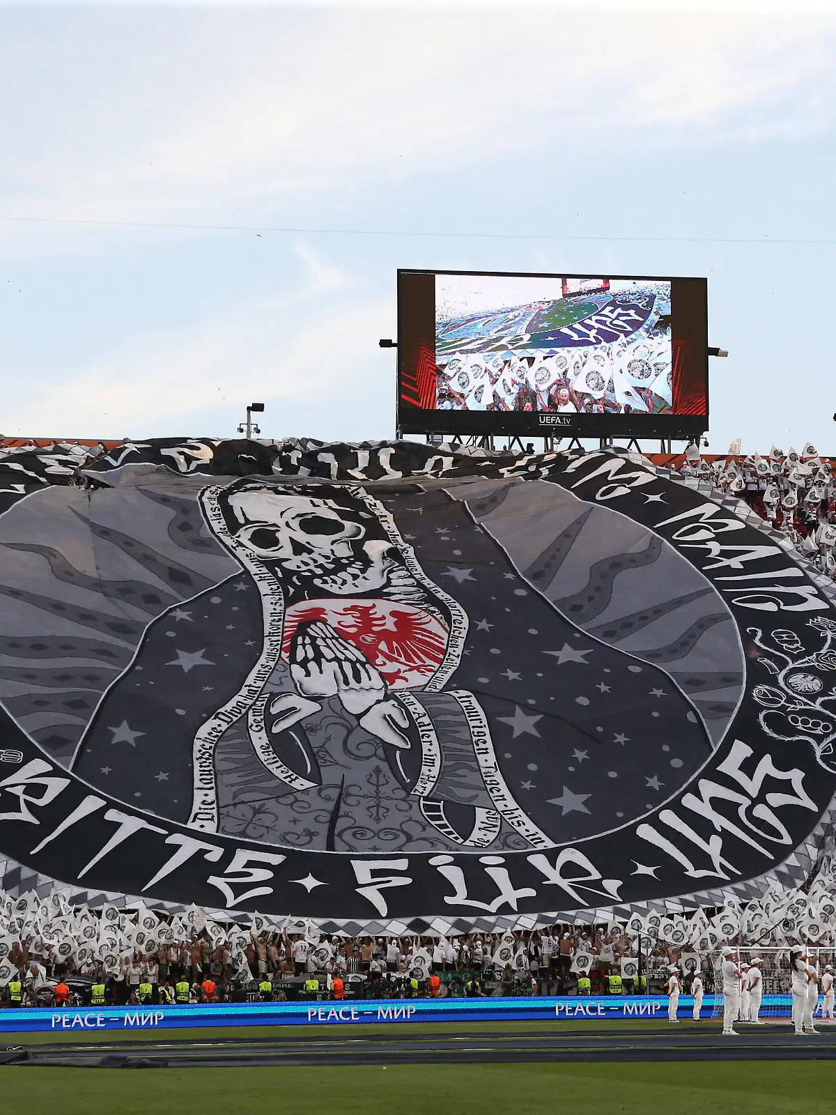  Eintracht Frankfurt fans show their support during UEFA Europa League 2022 Final - Eintracht vs Rangers, football Europa League match in Seville, Spain, May 18 2022 PUBLICATIONxNOTxINxITA Copyright: xFrancescoxScaccianocex/xipa-agenx/xx 0