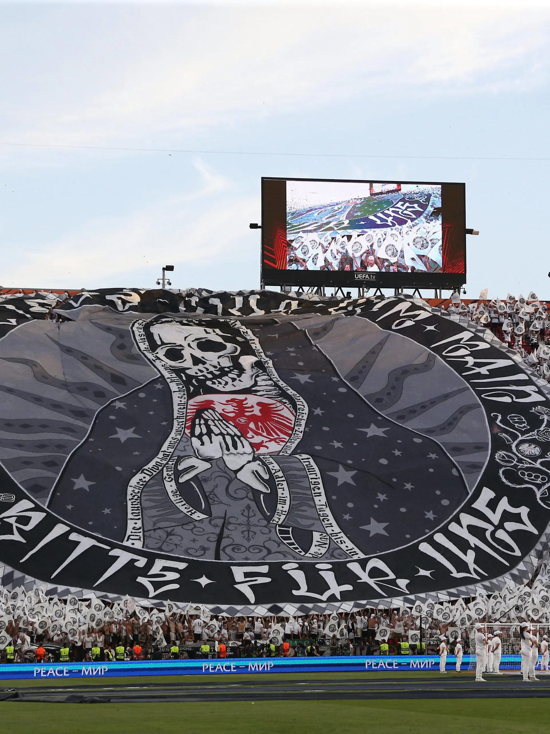  Eintracht Frankfurt fans show their support during UEFA Europa League 2022 Final - Eintracht vs Rangers, football Europa League match in Seville, Spain, May 18 2022 PUBLICATIONxNOTxINxITA Copyright: xFrancescoxScaccianocex/xipa-agenx/xx 0