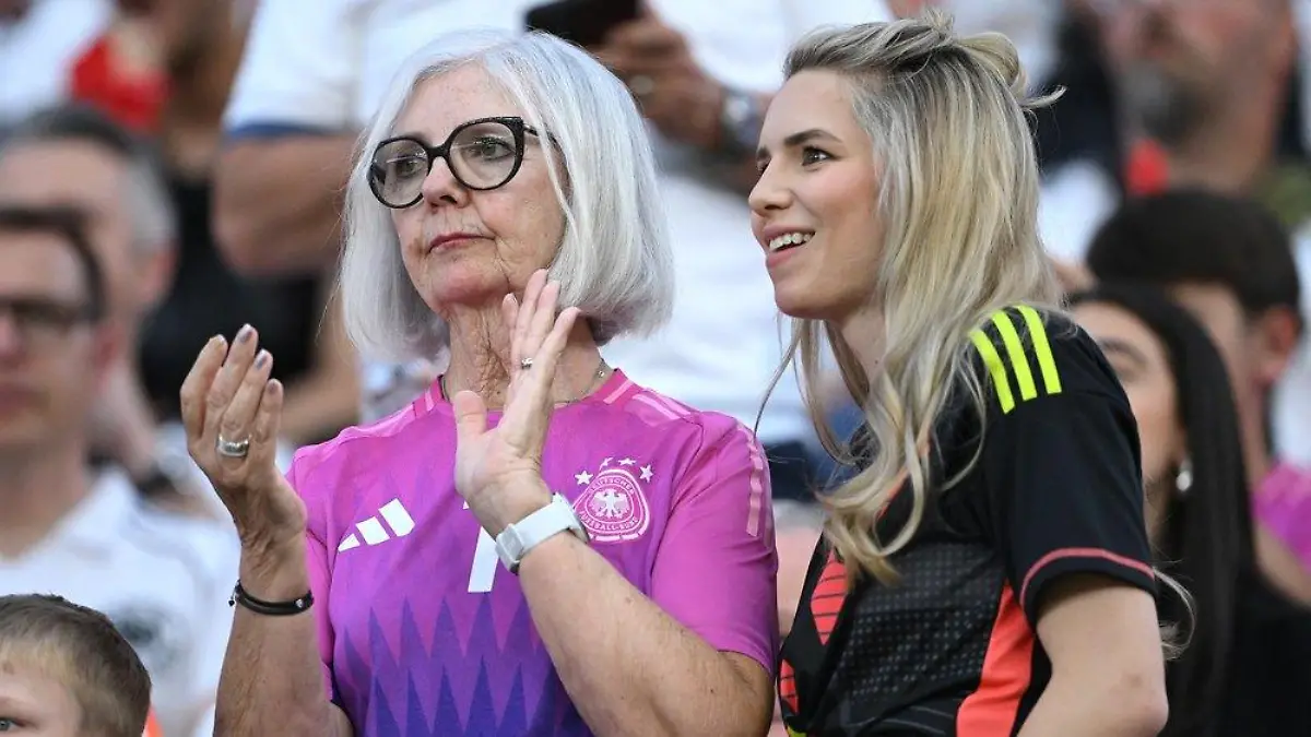 Frauen-Power: Ehefrau und Mutter feuern Rekordspieler Manuel Neuer an