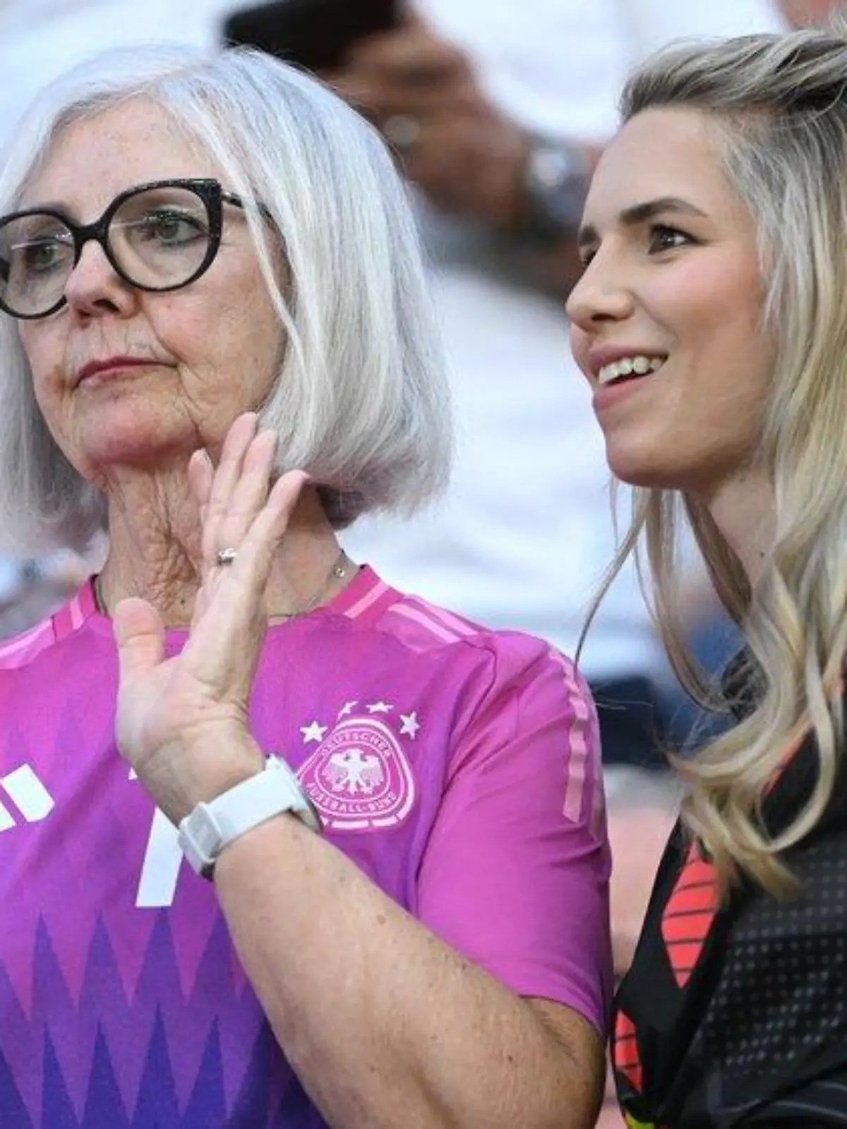 Frauen-Power: Ehefrau und Mutter feuern Rekordspieler Manuel Neuer an