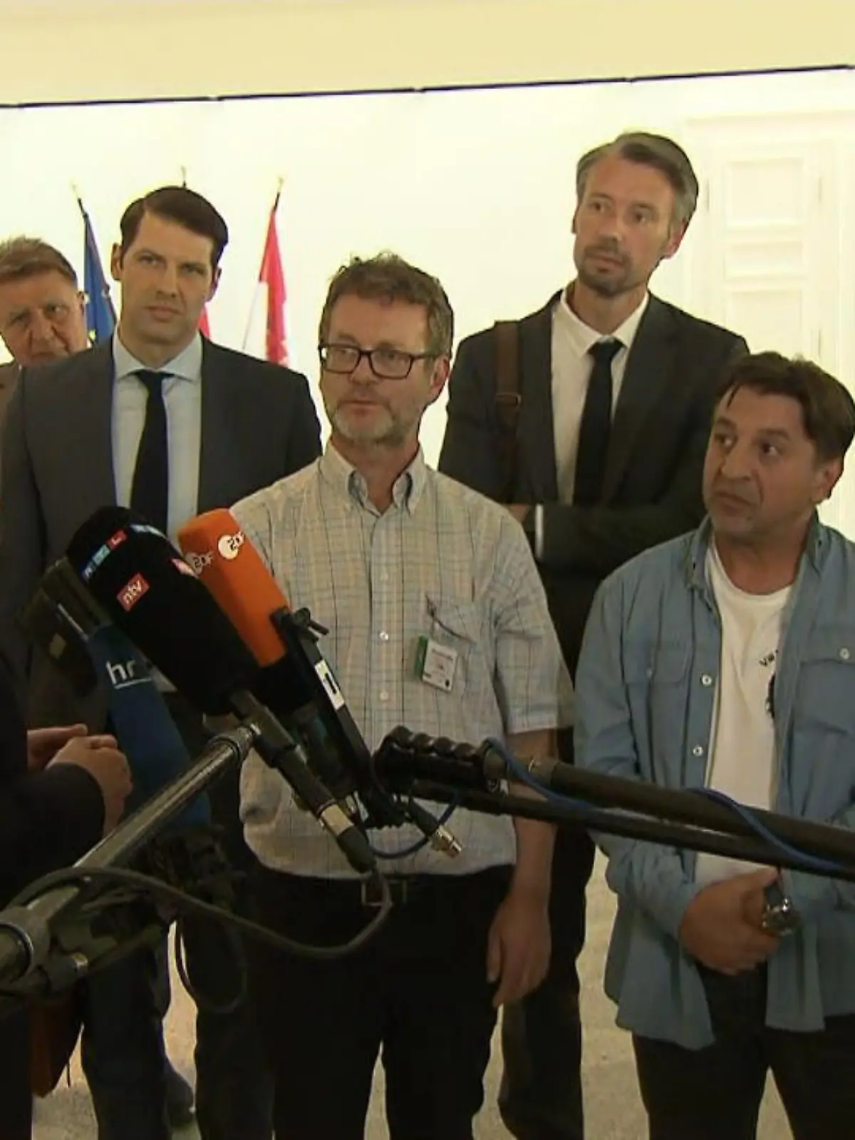 Die Polizei hätte den rassistischen Anschlag von Hanau mit neun Toten nicht verhindern können – so sieht es Hessens Innenminister Peter Beuth. Die Polizei habe keineswegs versagt, sondern „gute Arbeit gemacht“, auch wenn es „Fehler gegeben“ habe. Wie die Hinterbliebenen auf diese Aussage reagieren – im Video.