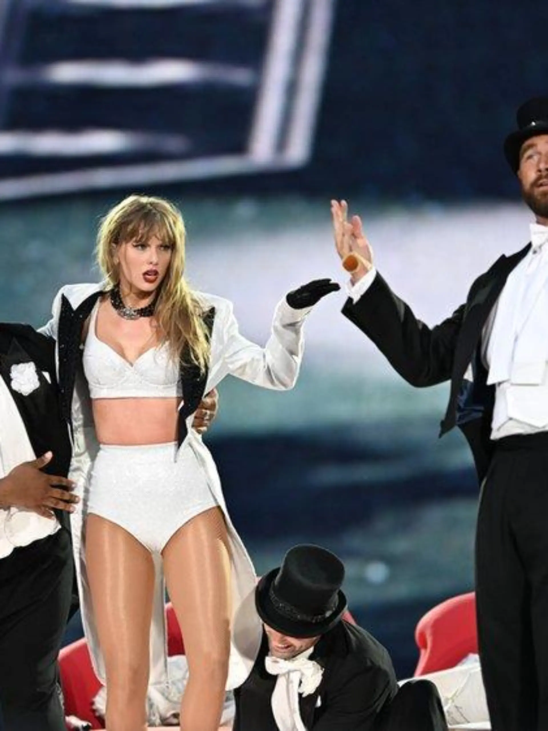Überraschungsauftritt von Travis Kelce bei Taylor Swift Konzert