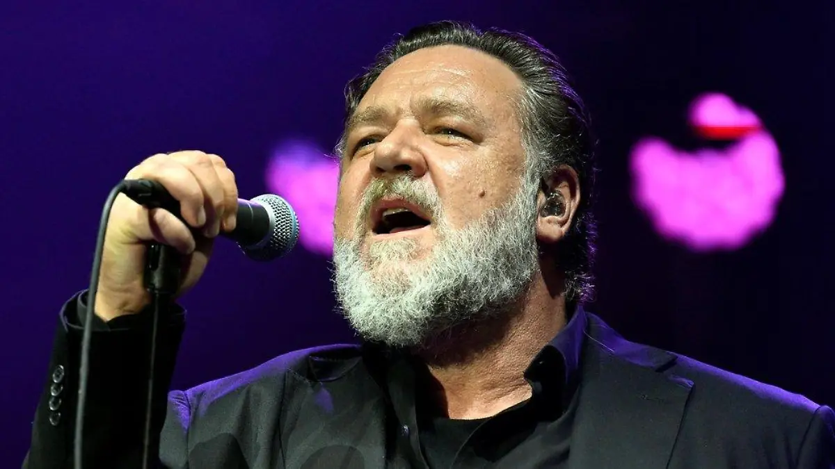 "Vergesst den Promi-Bullshit": Russell Crowe rockt Glastonbury
