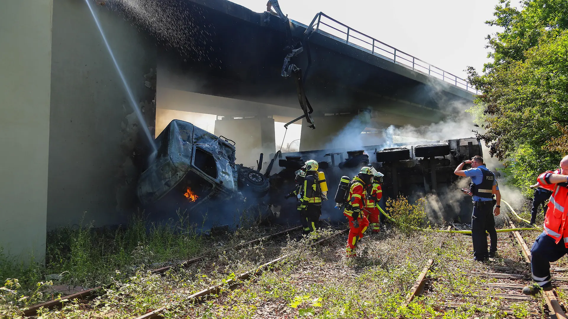 Lastwagen stürzt von Brücke