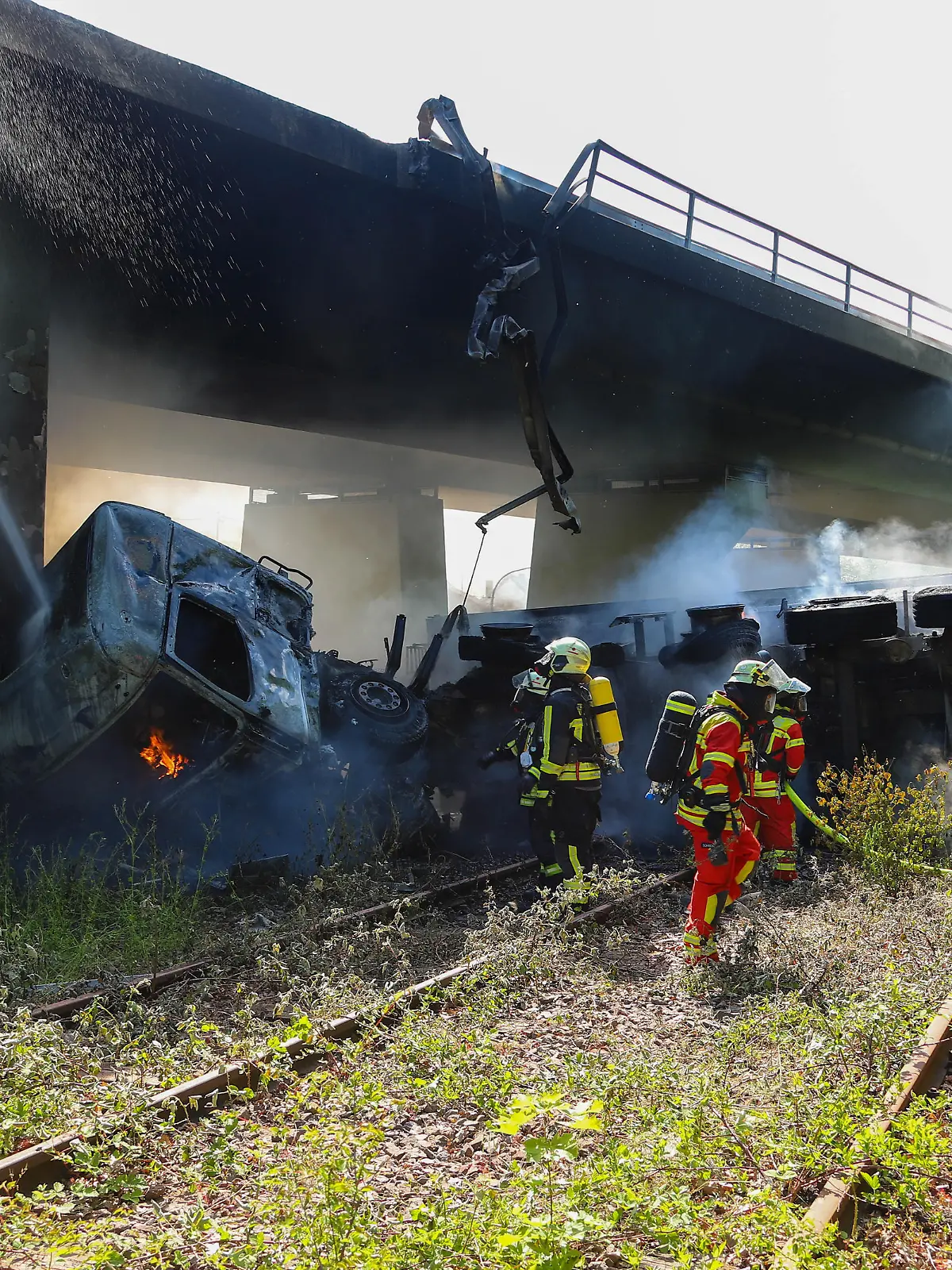 Lastwagen stürzt von Brücke