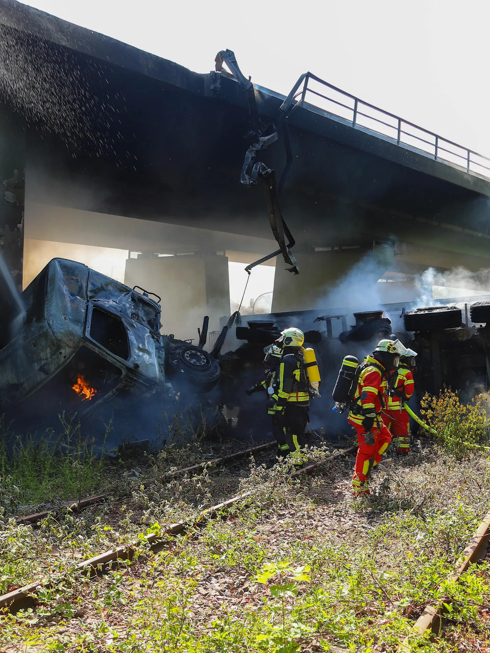 Lastwagen stürzt von Brücke