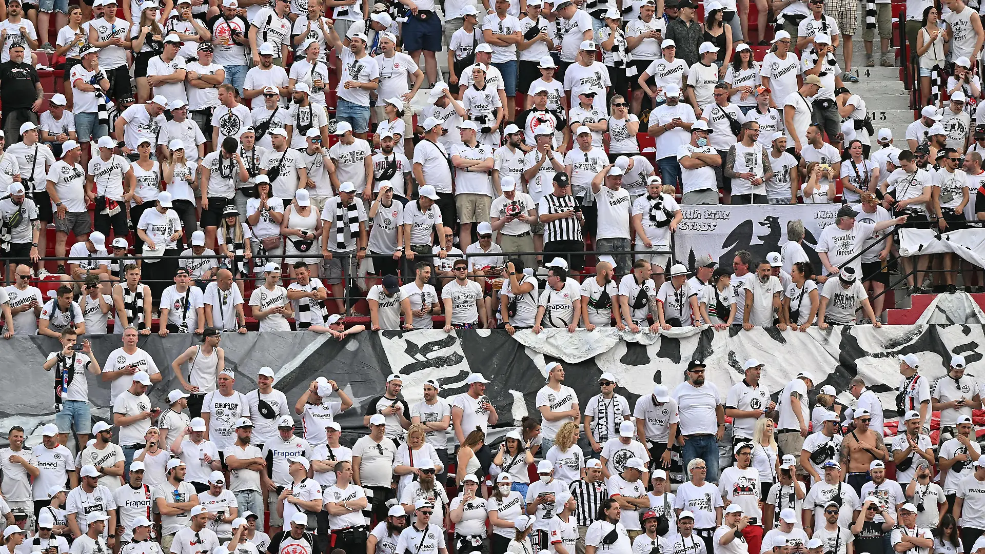 18.05.2022, xfux, Fussball UEFA Europa League Finale 2022, Eintracht Frankfurt - Glasgow Rangers, emonline, emspor, v.l. Fans Eintracht Frankfurt, Stimmung, Schals, DFL/DFB REGULATIONS PROHIBIT ANY USE OF PHOTOGRAPHS as IMAGE SEQUENCES and/or QUASI-VIDEO Sevilla *** 18 05 2022, xfux, football UEFA Europa League Final 2022, Eintracht Frankfurt Glasgow Rangers, emonline, emspor, v l fans Eintracht Frankfurt, mood, scarves, DFL DFB REGULATES PROHIBIT ANY USE OF PHOTOGRAPHS as IMAGE SEQUENCES and or QUASI VIDEO Sevilla