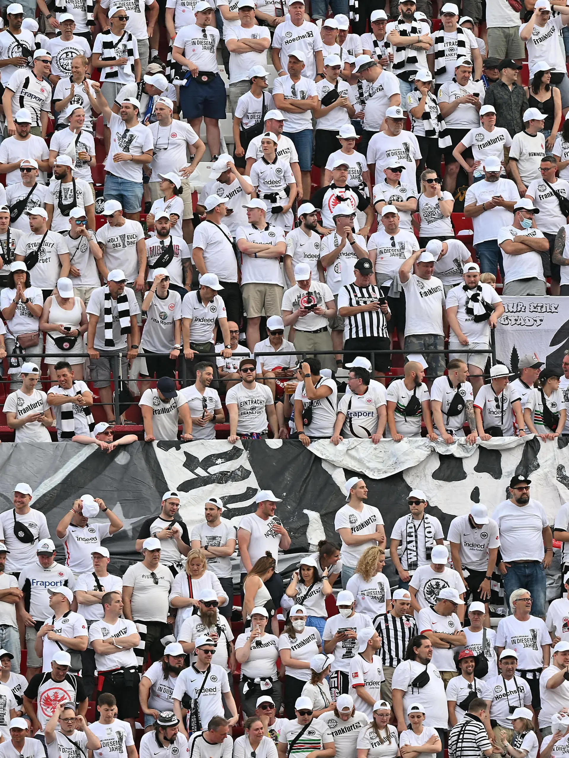  18.05.2022, xfux, Fussball UEFA Europa League Finale 2022, Eintracht Frankfurt - Glasgow Rangers, emonline, emspor, v.l. Fans Eintracht Frankfurt, Stimmung, Schals, DFL/DFB REGULATIONS PROHIBIT ANY USE OF PHOTOGRAPHS as IMAGE SEQUENCES and/or QUASI-VIDEO Sevilla *** 18 05 2022, xfux, football UEFA Europa League Final 2022, Eintracht Frankfurt Glasgow Rangers, emonline, emspor, v l fans Eintracht Frankfurt, mood, scarves, DFL DFB REGULATES PROHIBIT ANY USE OF PHOTOGRAPHS as IMAGE SEQUENCES and or QUASI VIDEO Sevilla