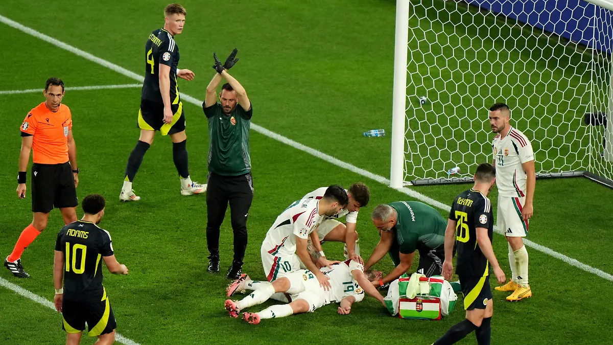 Scotland vs Hungary - UEFA EURO, EM, Europameisterschaft,Fussball 2024 - Group A - Stuttgart Arena Hungary s Barnabas Varga bottom is assisted by his team mates and medical staff after colliding with Scotland goalkeeper Angus Gunn not pictured during the UEFA Euro 2024 Group A match at the Stuttgart Arena in Stuttgart, Germany. Picture date: Sunday June 23, 2024. Use subject to restrictions. Editorial use only, no commercial use without prior consent from rights holder. PUBLICATIONxNOTxINxUKxIRL Copyright: xBradleyxCollyerx 76631265
