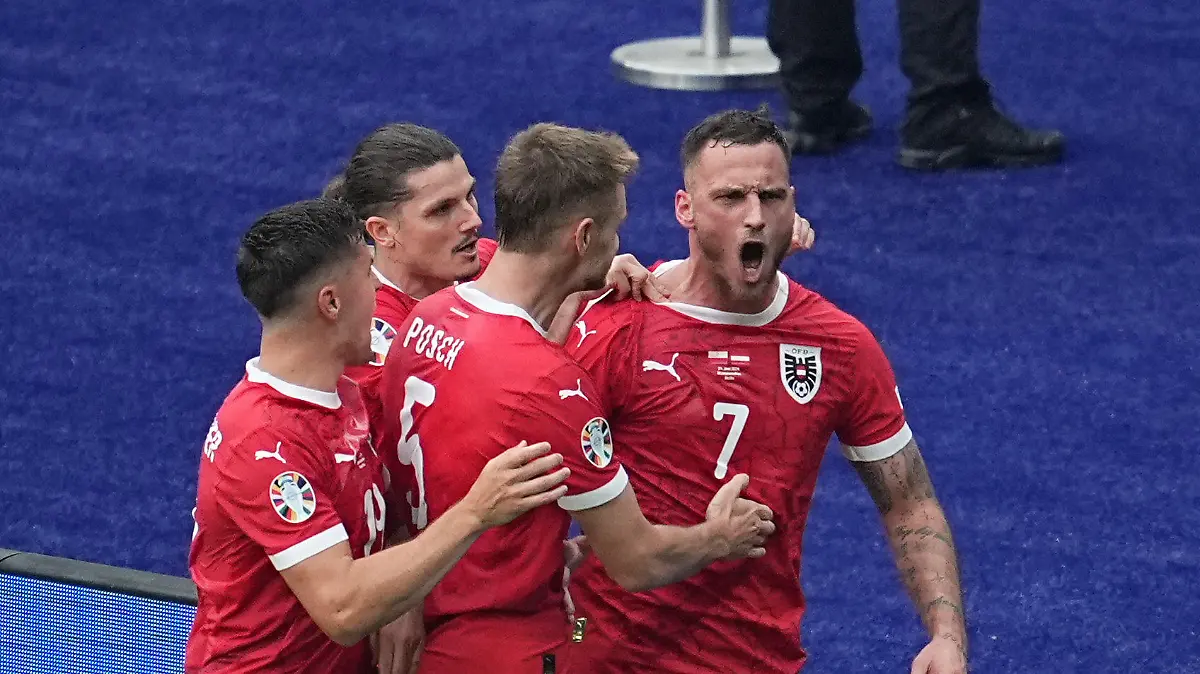 21.06.2024, Berlin: Fußball, UEFA Euro 2024, EM, Polen - Österreich, Vorrunde, Gruppe D, Spieltag 2, Olympiastadion Berlin, Österreichs Marko Arnautovic (r) jubelt nach seinem Tor zum1:3 moit seinen Teamgefährten. Foto: Michael Kappeler/dpa +++ dpa-Bildfunk +++