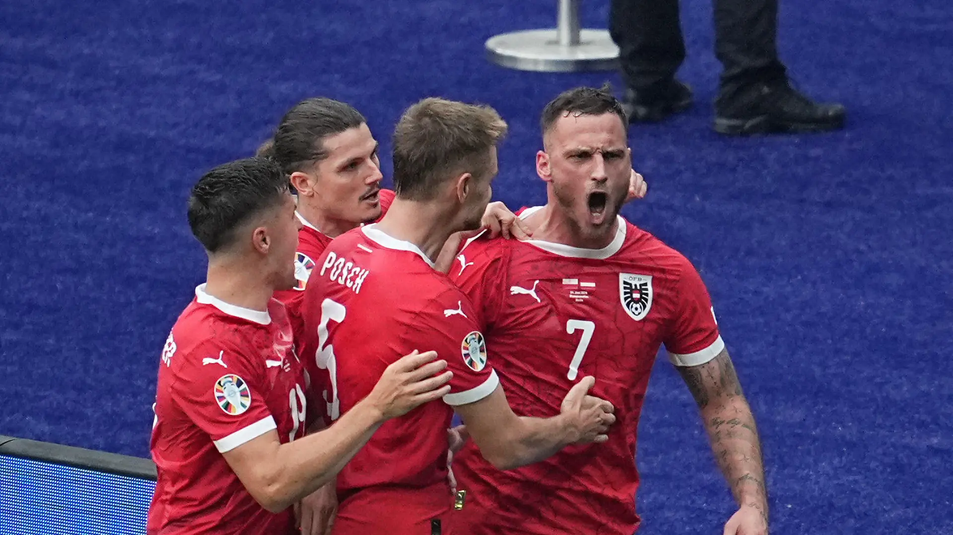 21.06.2024, Berlin: Fußball, UEFA Euro 2024, EM, Polen - Österreich, Vorrunde, Gruppe D, Spieltag 2, Olympiastadion Berlin, Österreichs Marko Arnautovic (r) jubelt nach seinem Tor zum1:3 moit seinen Teamgefährten. Foto: Michael Kappeler/dpa +++ dpa-Bildfunk +++