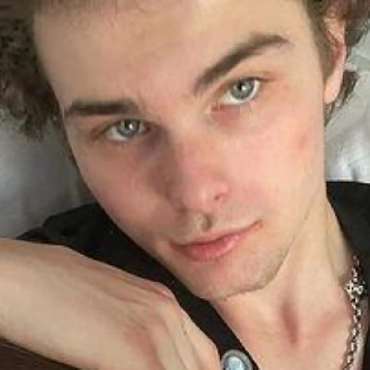 Das Rumgezüngel könnte Leni Klum mit ihrem Freund Aris Rachevsky zeigen, die seit über dreieinhalb Jahren zusammen sind.
