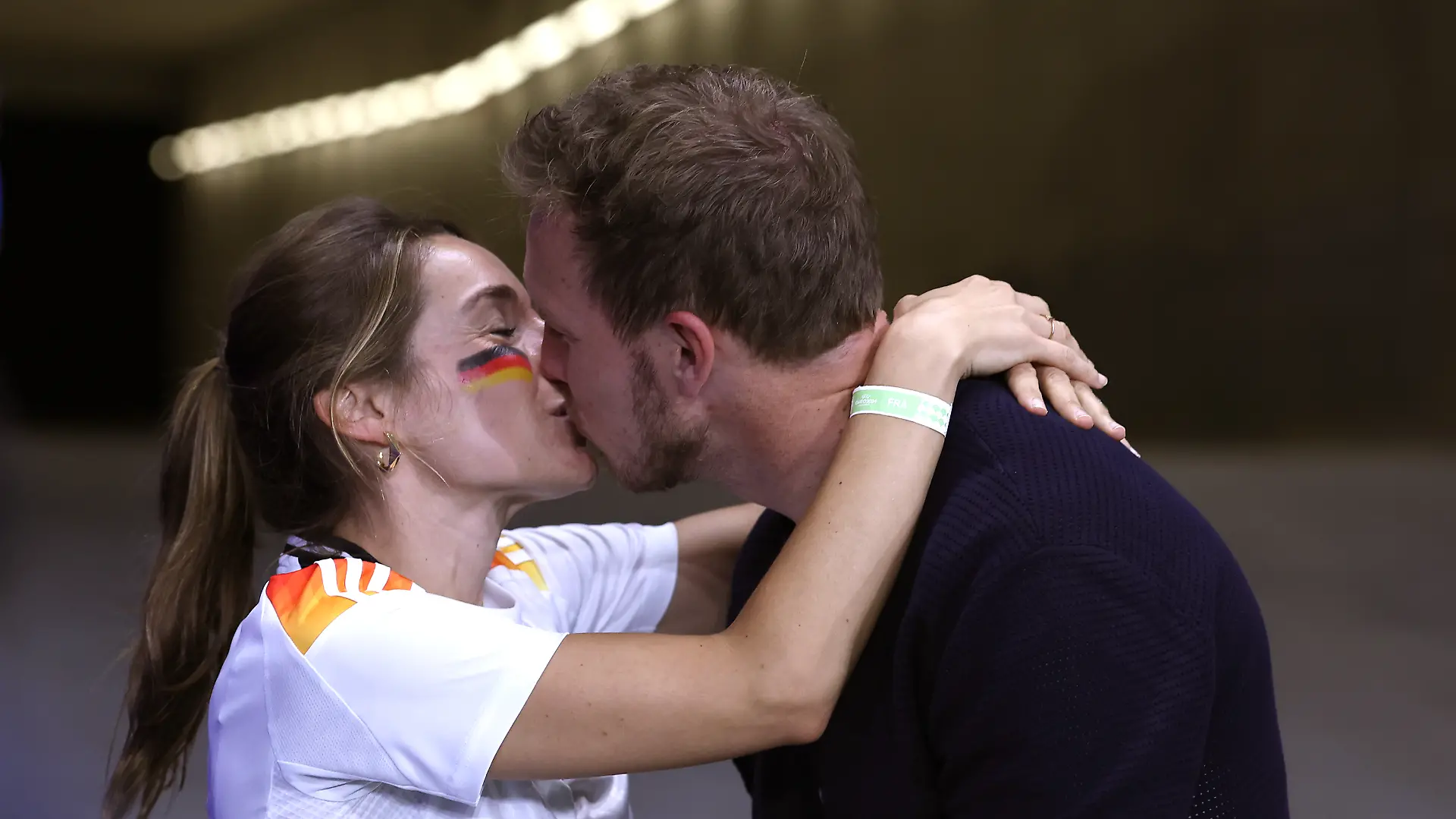Lena Wurzenberger gibt DFB-Trainer Julian Nagelsmann in Frankfurt ein Küsschen.