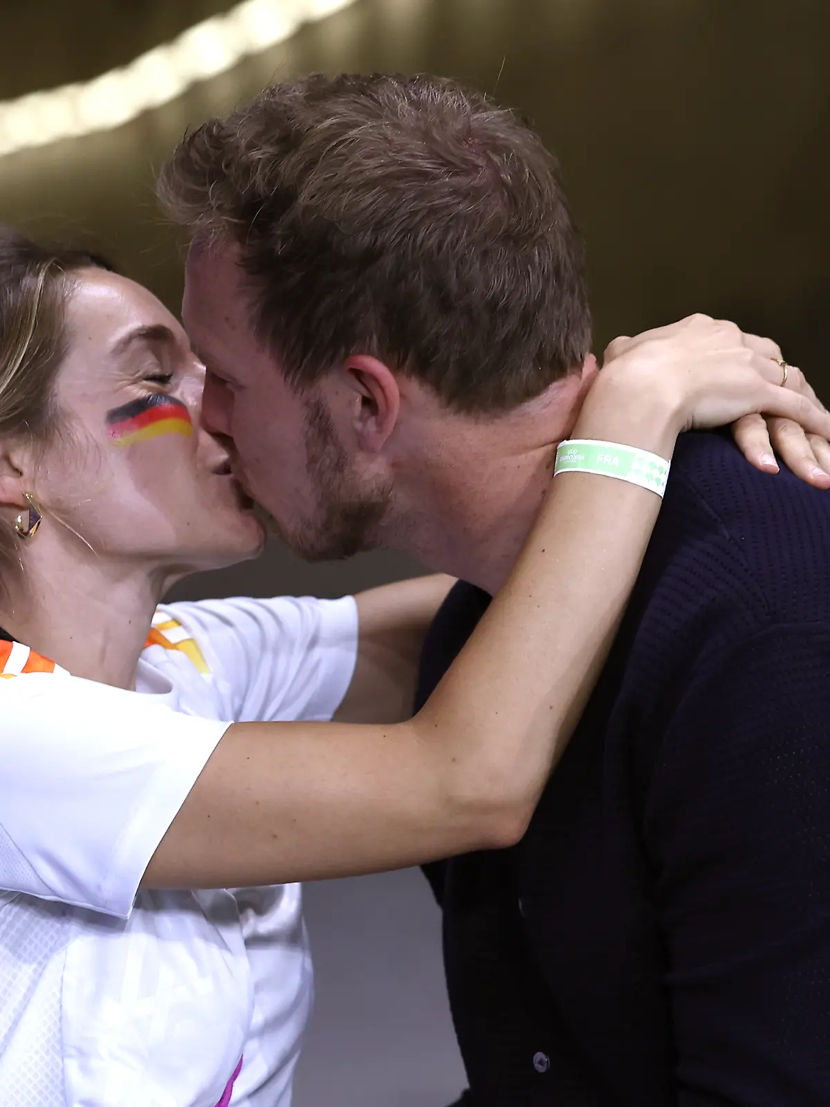 Lena Wurzenberger gibt DFB-Trainer Julian Nagelsmann in Frankfurt ein Küsschen. 