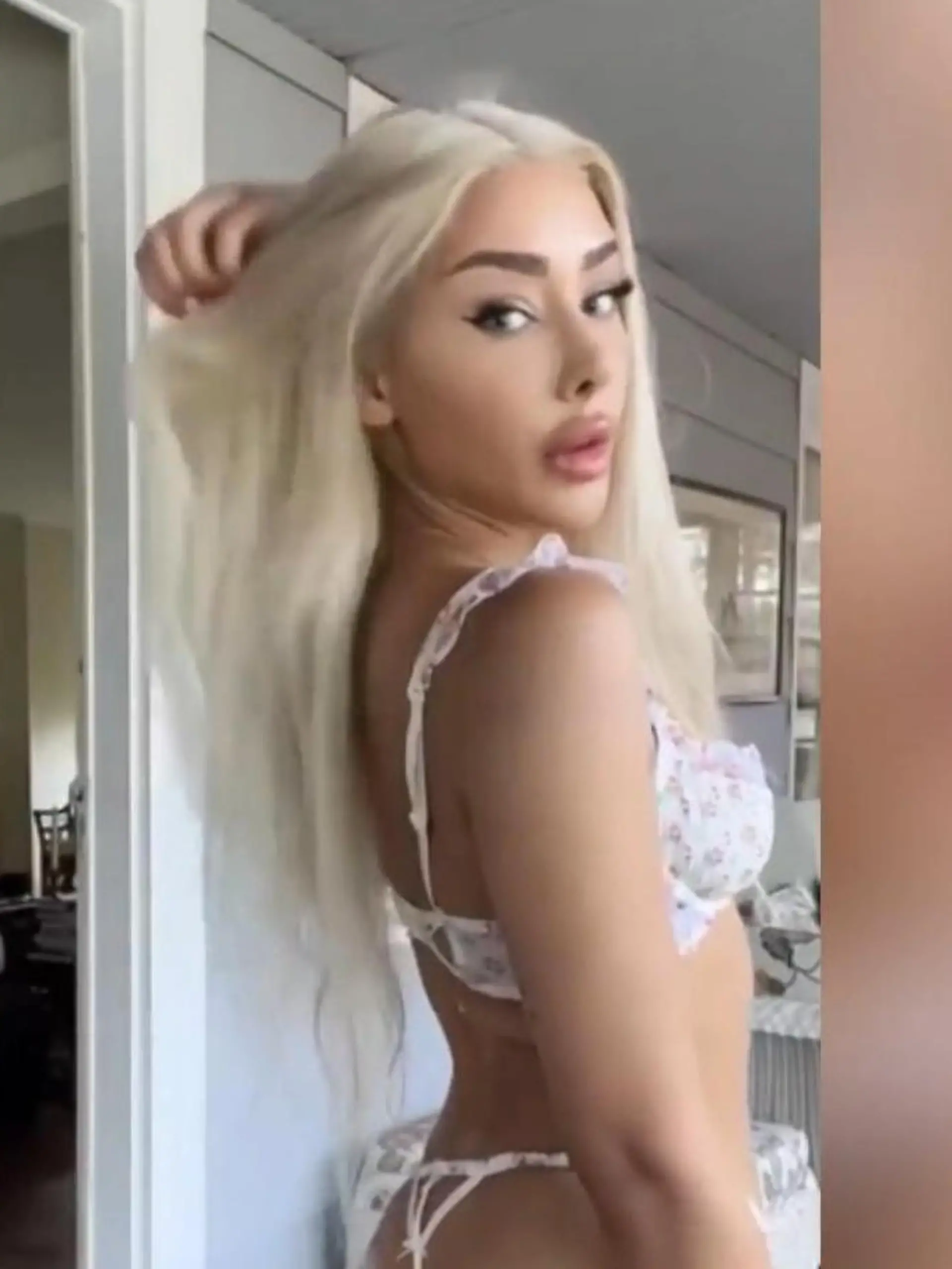Bild zu: "Model mit Knallhart-Regel für Verehrer"