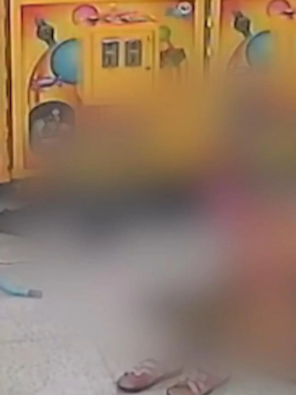 Liebespaar vergnügt sich vor Spielautomaten.