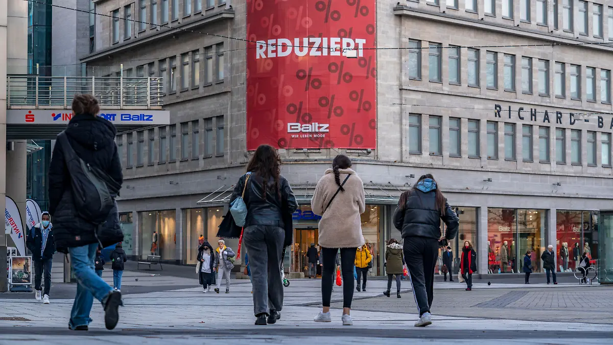 Die Innenstadt von Bochum, im Januar 2022, Massenbergstrasse, leere Einkaufsstrassen, Sale, Sonderangebote, Bochum, NRW, Deutschland.