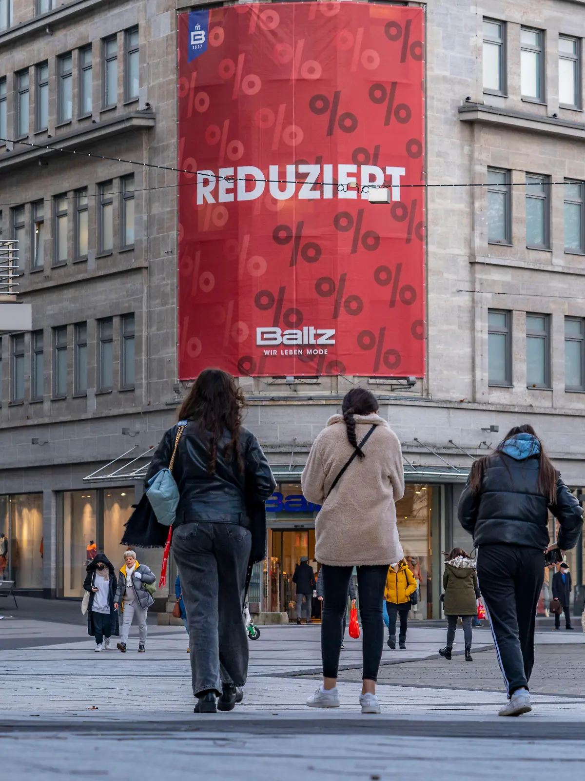 Die Innenstadt von Bochum, im Januar 2022, Massenbergstrasse, leere Einkaufsstrassen, Sale, Sonderangebote, Bochum, NRW, Deutschland.