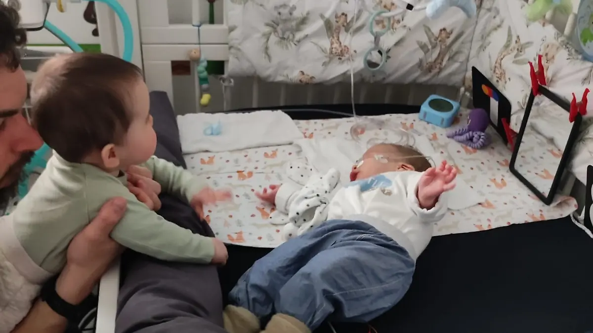 Ellis ist sehr interessiert an ihrem Bruder - aber ohne Aufsicht dürfen sie nicht zusammen spielen. Zu groß ist das Risiko, dass sie etwa einen der für Henner wichtigen Schläuche rauszieht.