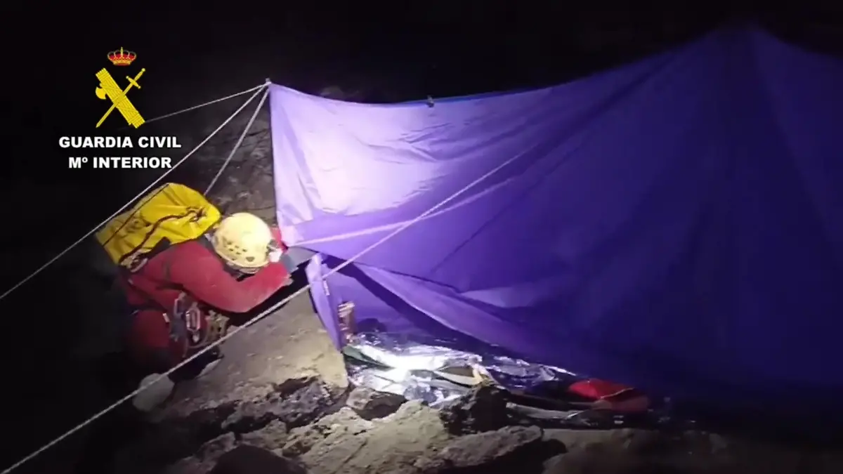 Die Retter mussten auch annehmen, dass die Vermissten die Höhle in der Nacht verlassen haben könnten.
