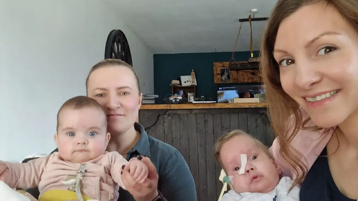 Ellis und Henner mit ihren Patentanten Carina (l.) und Susan (r.)