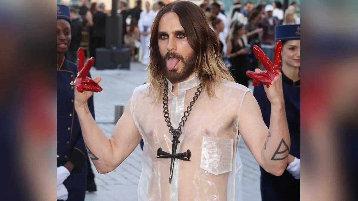 Rote Augen, rote Finger und Hot Pants: Jared Leto bei "Vogue World"