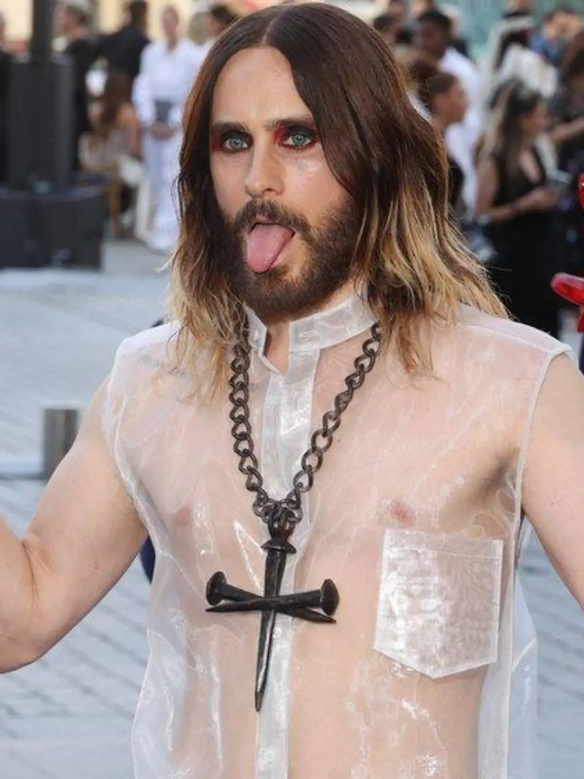 Rote Augen, rote Finger und Hot Pants: Jared Leto bei "Vogue World"