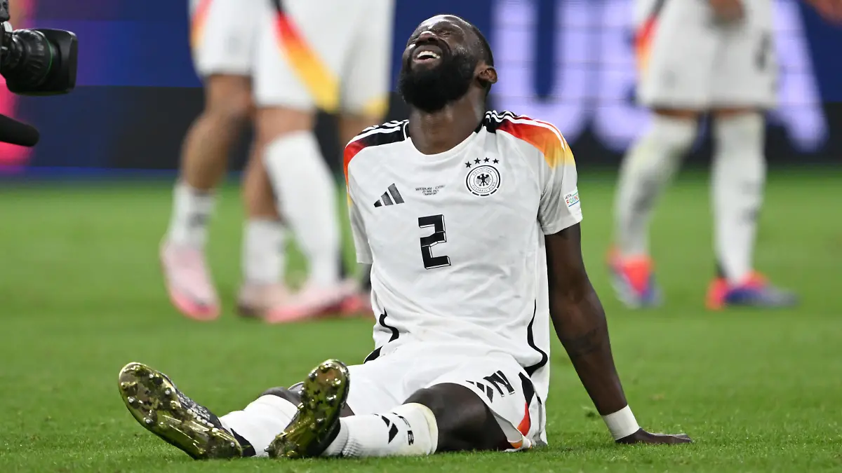 Fußball: EM, Schweiz - Deutschland, UEFA Euro 2024, Vorrunde, Gruppe A, Spieltag 3, Frankfurt Arena, Deutschlands Antonio Rüdiger sitzt nach dem Spiel auf dem Rasen.