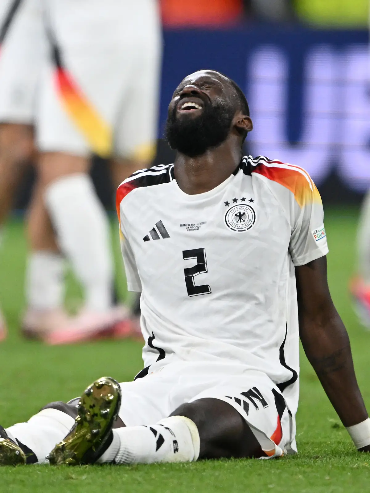Fußball: EM, Schweiz - Deutschland, UEFA Euro 2024, Vorrunde, Gruppe A, Spieltag 3, Frankfurt Arena, Deutschlands Antonio Rüdiger sitzt nach dem Spiel auf dem Rasen.