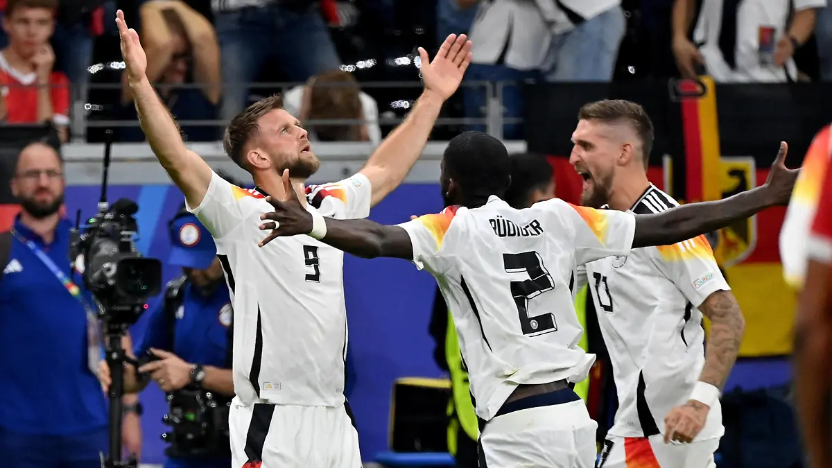 23.06.2024, xjrdrx, Fussball EM 2024, Schweiz - Deutschland emspor, v.l. Torjubel nach dem Tor zum celebrating the goal celebrate 1:1 durch Niclas Füllkrug Deutsche Fussball Nationalmannschaft DFB DFL/DFB REGULATIONS PROHIBIT ANY USE OF PHOTOGRAPHS as IMAGE SEQUENCES and/or QUASI-VIDEO Frankfurt *** 23 06 2024, xjrdrx, European Football Championship 2024, Switzerland Germany emspor, v l Goal celebration after the goal to celebrate the goal celebrate 1 1 by Niclas Füllkrug German National Football Team DFB DFL DFB REGULATIONS PROHIBIT ANY USE OF PHOTOGRAPHS as IMAGE SEQUENCES and or QUASI VIDEO Frankfurt