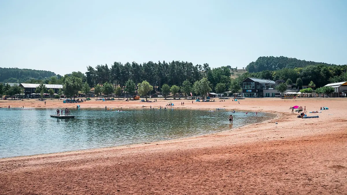 Am Badestrand Ramsberg am Großen Brombachsee sind am Vormittag schon einige Badegäste anzutreffen.