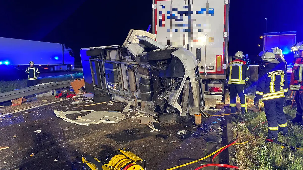 HANDOUT - 17.05.2022, Niedersachsen, Helmstedt: Auf der Autobahn 2, Fahrtrichtung Berlin, kam ein Wohnmobil von der Fahrbahn ab, überschlug sich und prallte gegen einen an der Raststätte Marienborn stehenden Lkw. (zu dpa: «Verfolgungsfahrt mit geklautem Wohnmobil - Mann schwer verletzt») Foto: -/Feuerwehr Helmstedt/dpa +++ dpa-Bildfunk +++