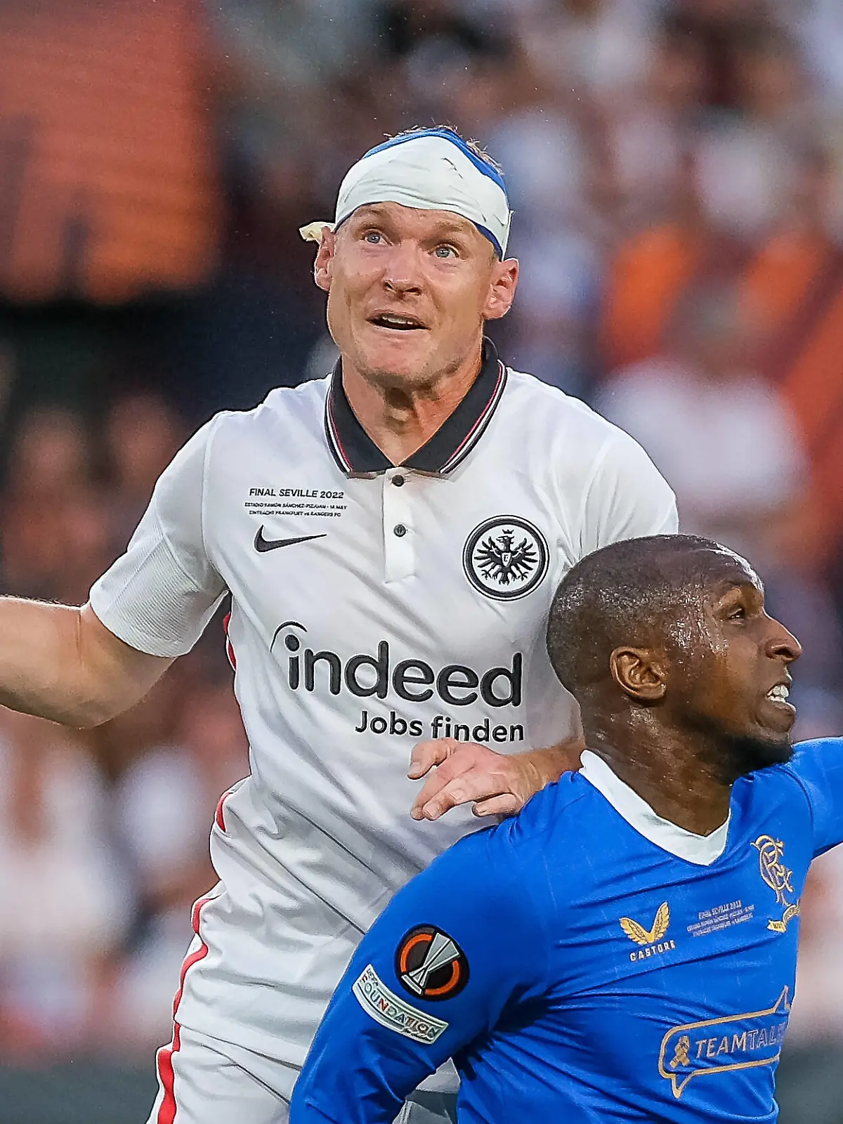 Sebastian Rode Eintracht Frankfurt, 17 im Zweikampf mit Glen Kamara Glasgow Rangers, 18, Eintracht Frankfurt vs. Glasgow Rangers, Fussball, Europa League, Finale, Saison 2021/2022, 18.05.2022, Eintracht Frankfurt vs. Glasgow Rangers, Fussball, Europa League, Finale, Saison 2021/2022, 18.05.2022 Sevilla *** Sebastian Rode Eintracht Frankfurt, 17 in duel with Glen Kamara Glasgow Rangers, 18 , Eintracht Frankfurt vs Glasgow Rangers, football, Europa League, final, season 2021 2022, 18 05 2022, Eintracht Frankfurt vs Glasgow Rangers, football, Europa League, final, season 2021 2022, 18 05 2022 Sevilla Copyright: xEibner-Pressefotox EP_MBL 