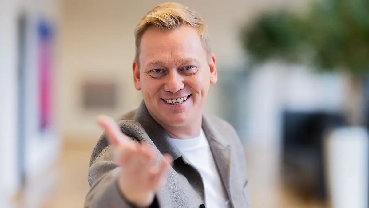 Jens "Knossi" Knossalla, Streamer, steht im Sendezentrum des privaten Fernsehsenders RTL Deutschland. Knossi und Swarovski werden die aktuelle Staffel ãDas Supertalent" moderieren.