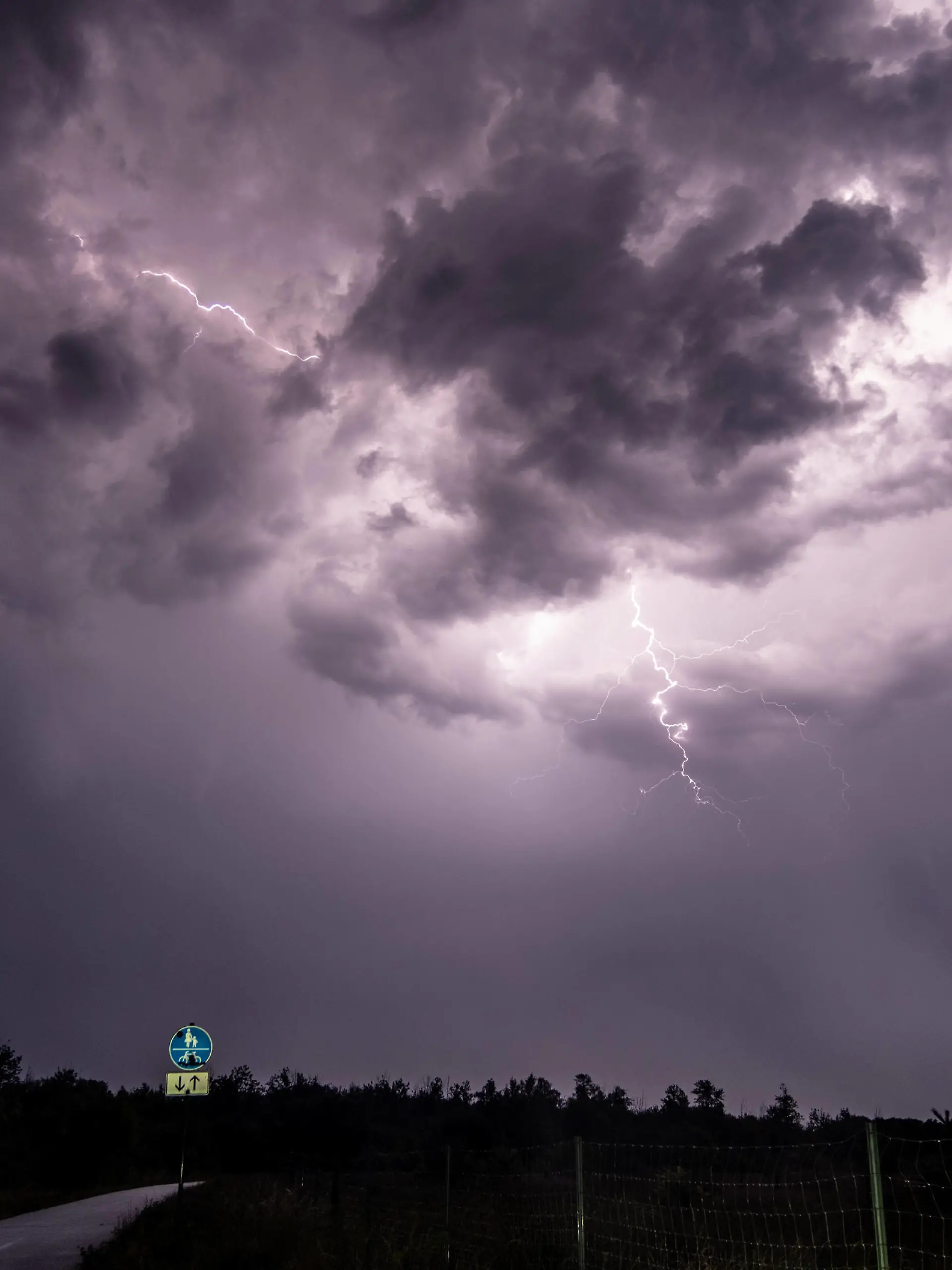 News Themen der Woche KW25 News Bilder des Tages Dramatische Gewitter im Landkreis Leipzig. Blitze durchzucken den Himmel. Sturm Blitz *** Dramatic thunderstorms in the district of Leipzig Lightning flashes through the sky Storm Lightning