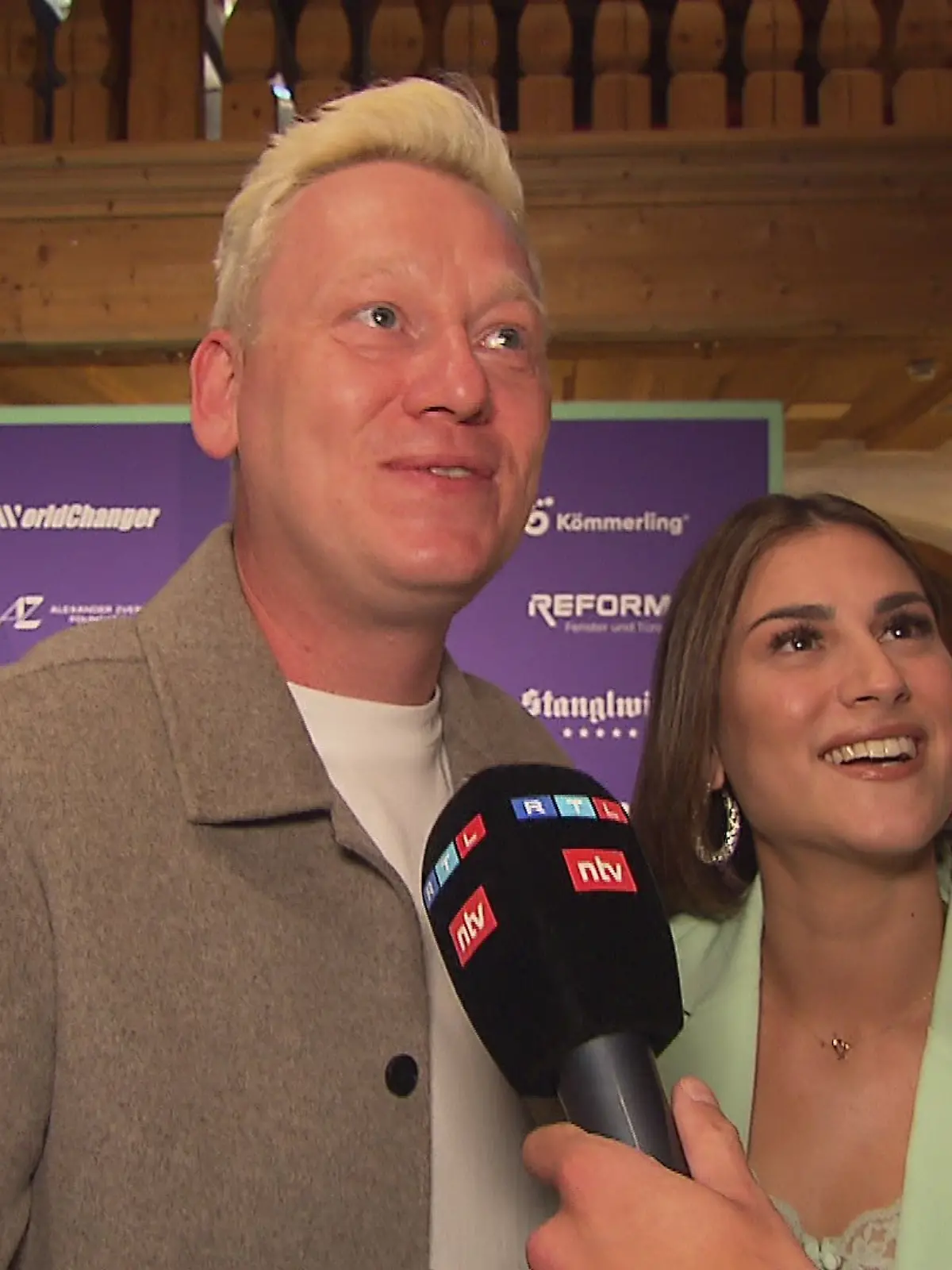 Knossi und seine Verlobte Lia im RTL-Interview in Kitzbühel.