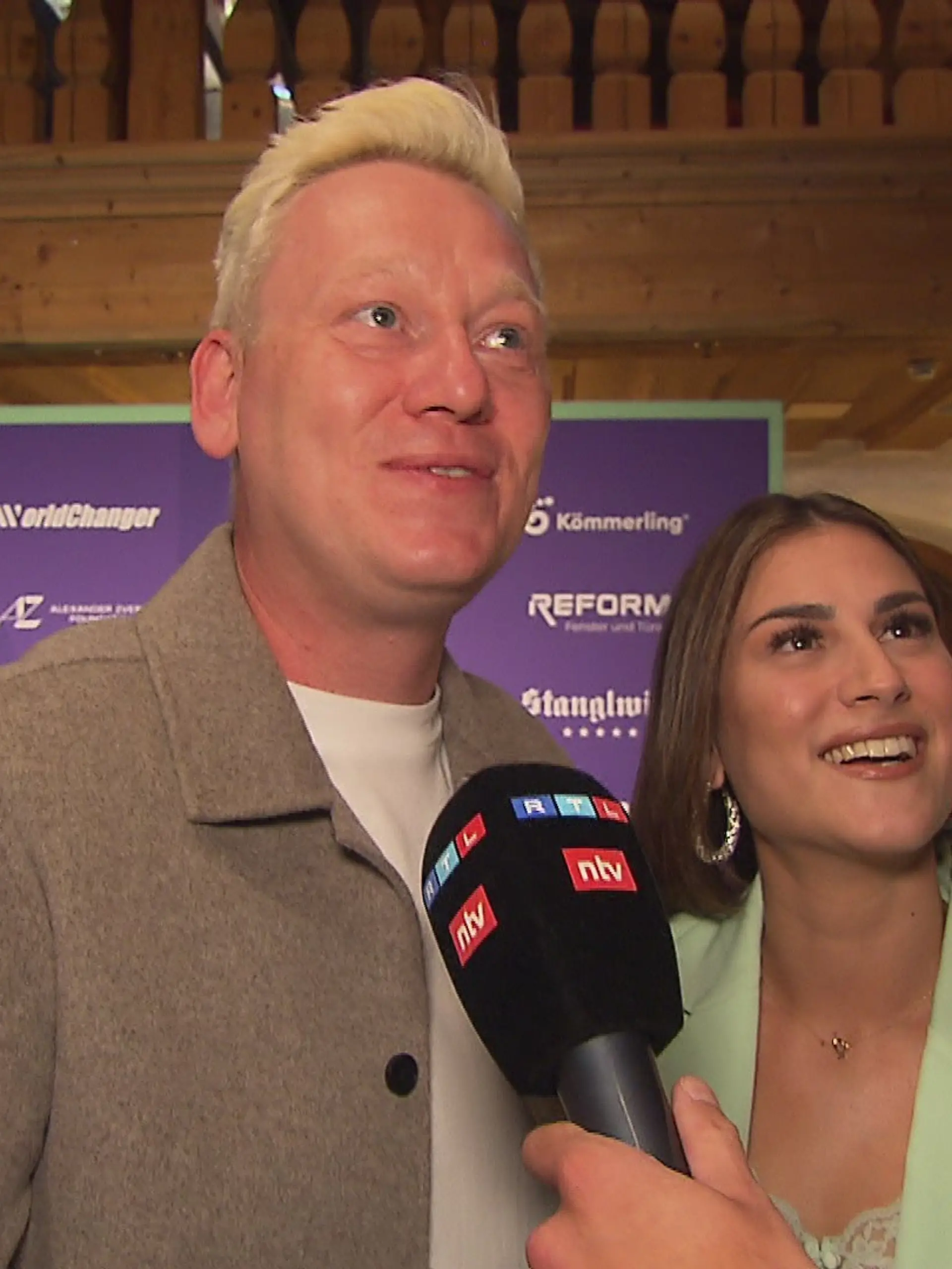 Knossi und seine Verlobte Lia im RTL-Interview in Kitzbühel.