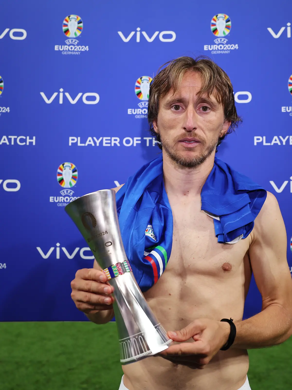 Nach dem 1:1 gegen Italien wird Kroatien-Kicker Luka Modric zum „Spieler des Spiels” geehrt und posiert mit feuerroten Augen für die Fotografen.