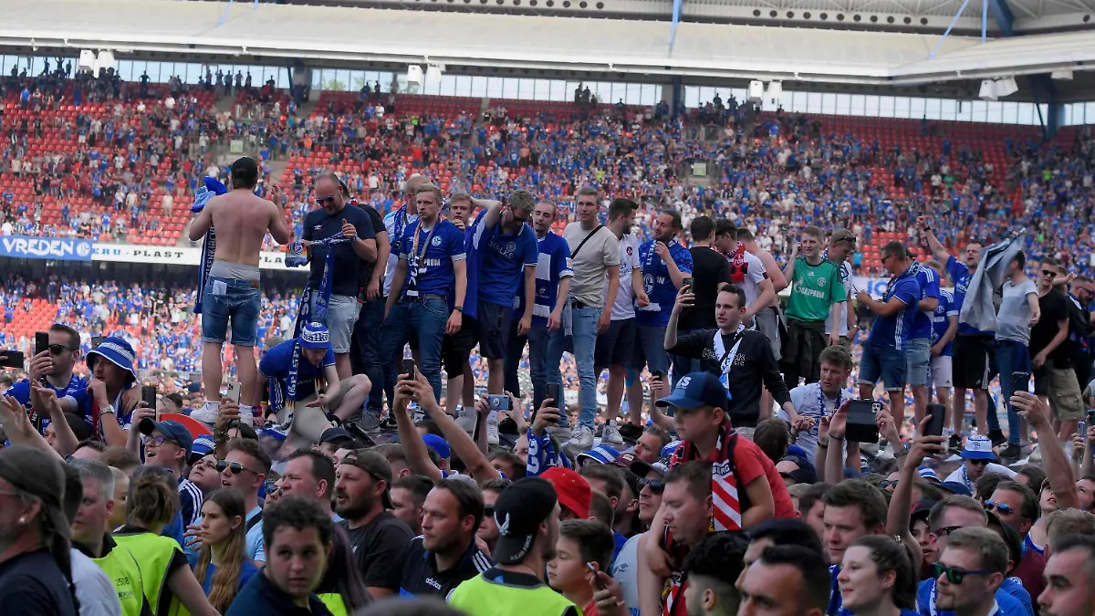 15.05.2022, Fussball 2. Bundesliga 2021/2022, 34. Spieltag, 1.FC Nürnberg - FC Schalke 04, im Max-Morlock-Stadion Nürnberg, Die Schalker Fans haben den Platz gestürmt, ***DFL and DFB regulations prohibit any use of photographs as image sequences and/or quasi-video.*** *** 15 05 2022, Football 2 Bundesliga 2021 2022, 34 Matchday, 1 FC Nürnberg FC Schalke 04, at Max Morlock Stadium Nuremberg, The Schalke fans stormed the pitch, DFL and DFB regulations prohibit any use of photographs as image sequences and or quasi video