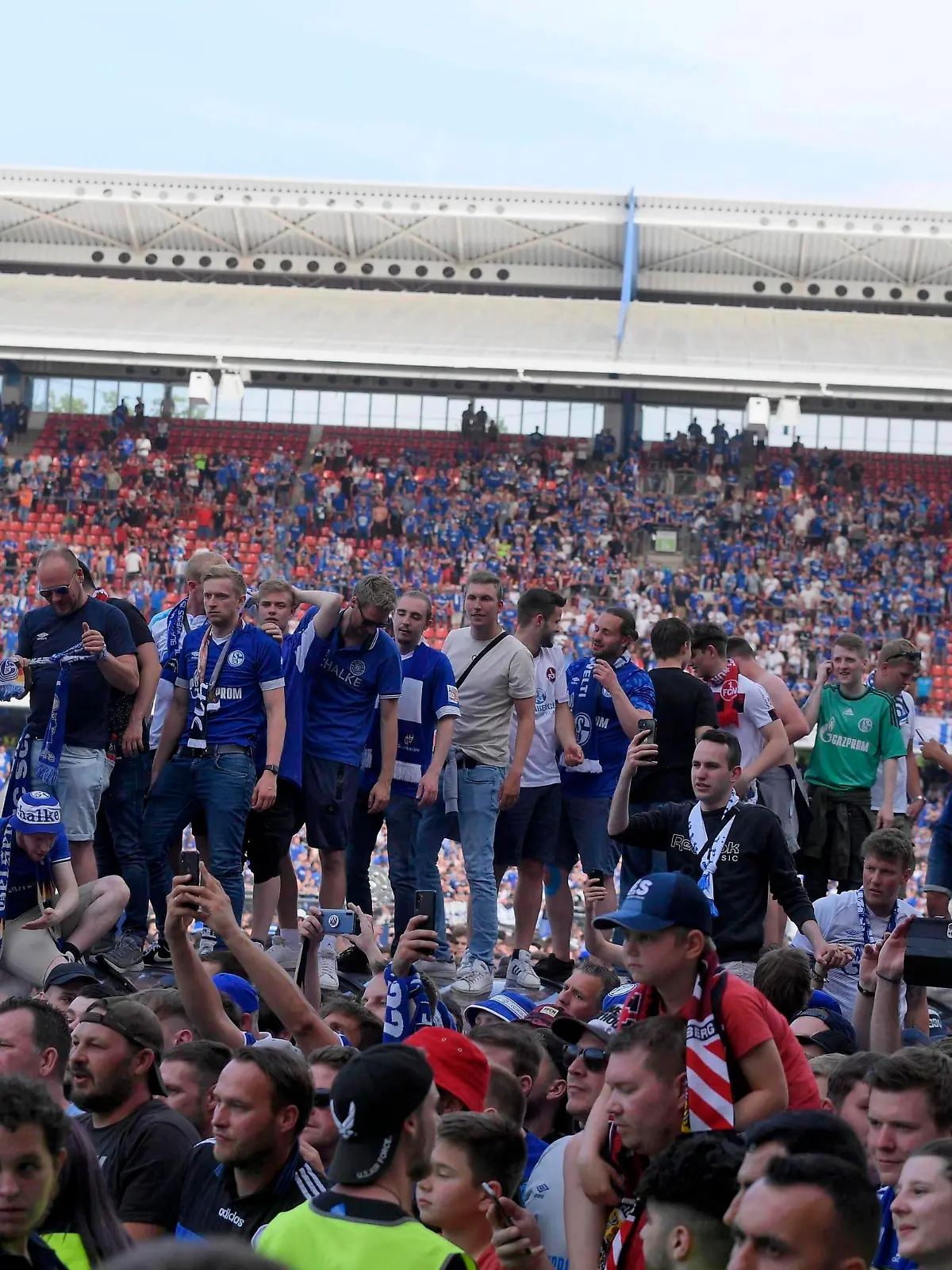  15.05.2022, Fussball 2. Bundesliga 2021/2022, 34. Spieltag, 1.FC Nürnberg - FC Schalke 04, im Max-Morlock-Stadion Nürnberg, Die Schalker Fans haben den Platz gestürmt, ***DFL and DFB regulations prohibit any use of photographs as image sequences and/or quasi-video.*** *** 15 05 2022, Football 2 Bundesliga 2021 2022, 34 Matchday, 1 FC Nürnberg FC Schalke 04, at Max Morlock Stadium Nuremberg, The Schalke fans stormed the pitch, DFL and DFB regulations prohibit any use of photographs as image sequences and or quasi video