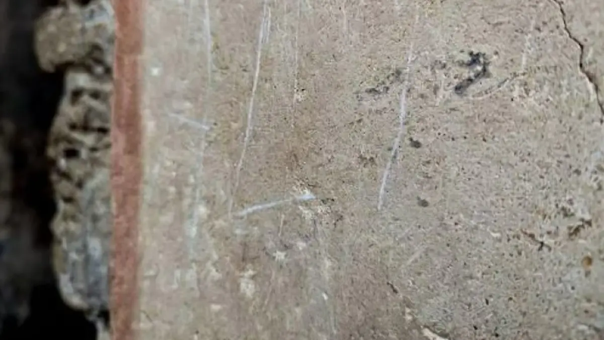 Die Wand einer antiken Villa in Italien. Der Name Ali steht dort eingeritzt. 