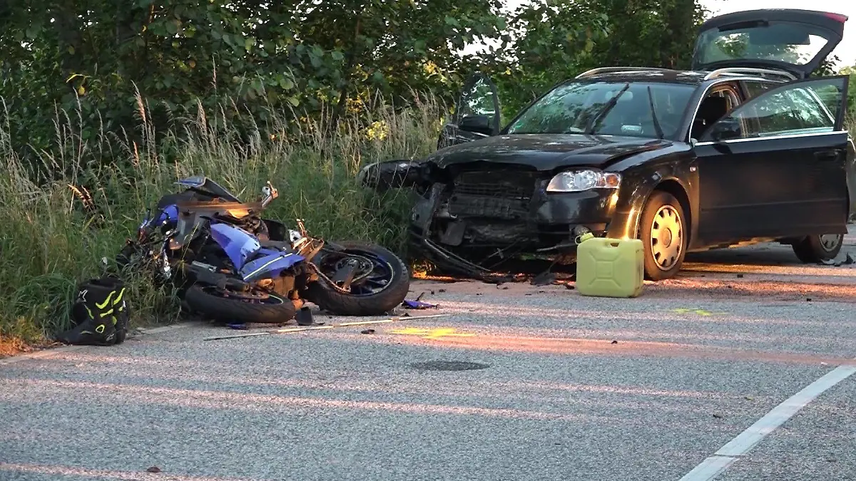 Noch am Unfallort erliegt der 18-jährige Fahrer des Motorrads seinen schweren Verletzungen.